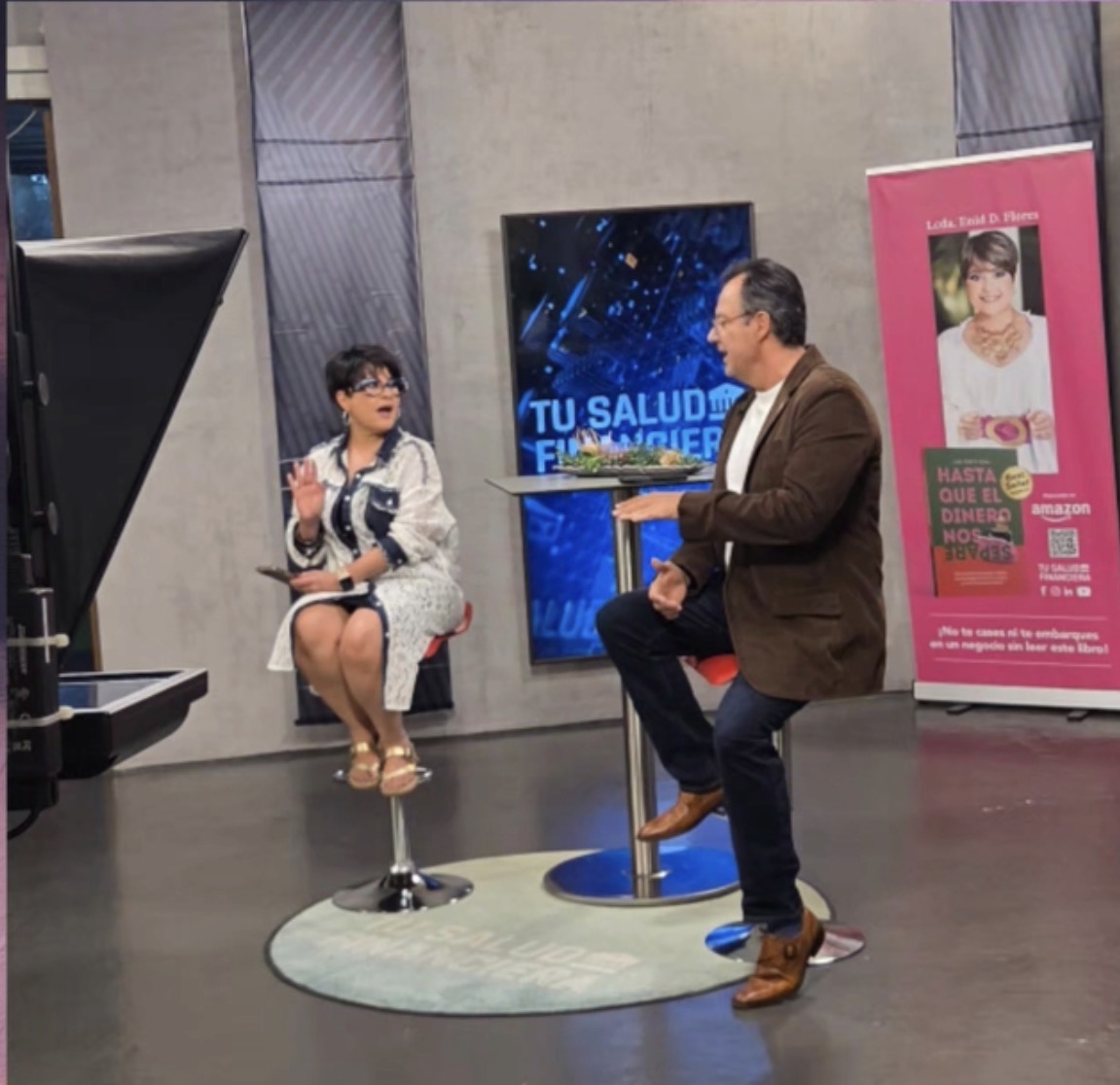 Lcda. Enid D. Flores Ruiz y Efraín Sánchez, MBA, conversando en el set de Tu Salud Financiera