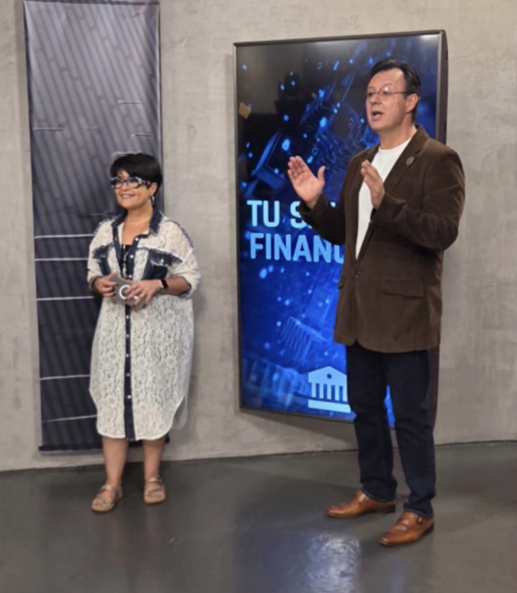 Efraín Sánchez, MBA, presentando junto a la Lcda. Enid D. Flores Ruiz en Tu Salud Financiera